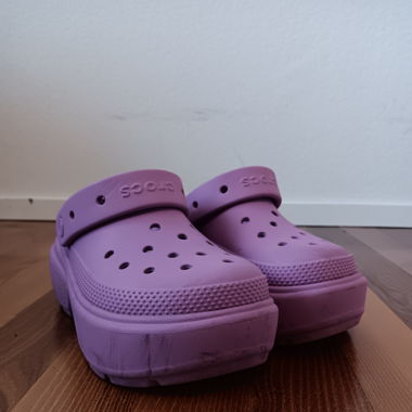 Pink plateau crocs