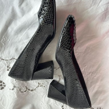 Stuart Weitzman Pumps mit Schlangenlederoptik und Blockabsatz