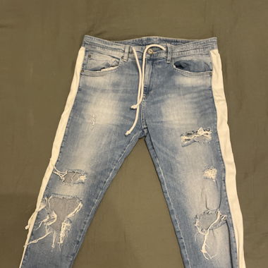 Jeans Mit weissen Streifen an der Seite