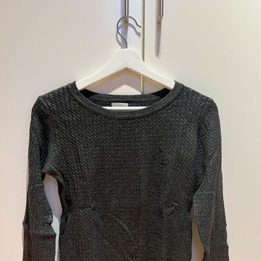 Grauer Pullover 