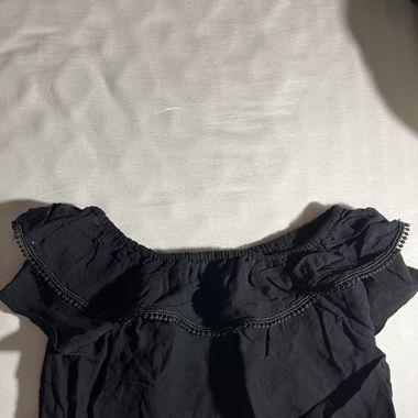 Top noir à franges 