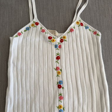 Top en maille brodee