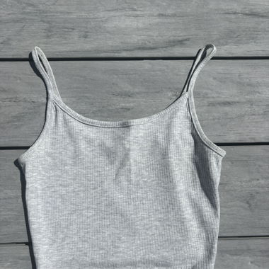Graues Ripp-Tanktop