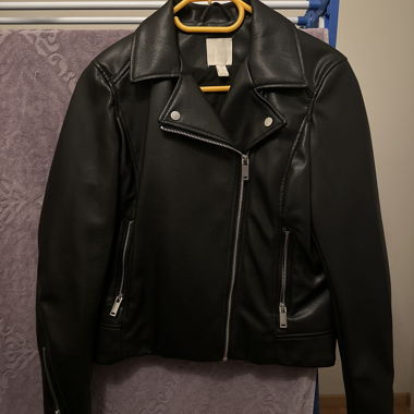 Schwarze Biker-Kunstlederjacke