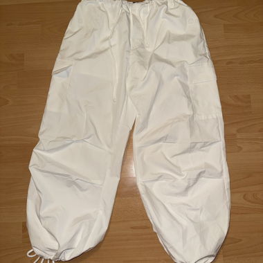 Weisse Cargo-Hose