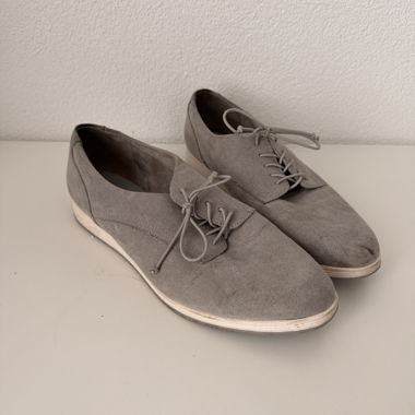 Scarpe stringate in camoscio grigie
