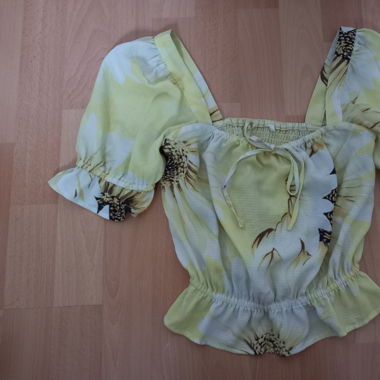 Cute crop top with puffsleeves