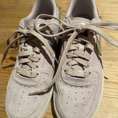 Nike Air Force in lila Wildleder