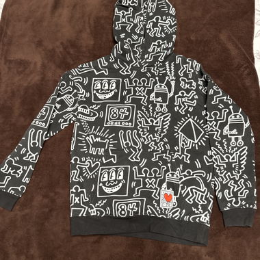 Schwarzer Hoodie mit Grafikdruck