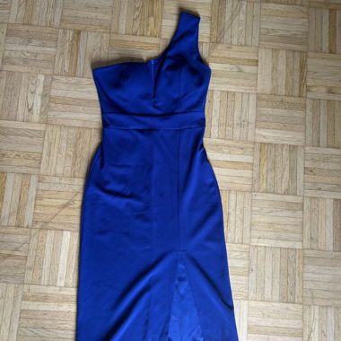 Robe bleue à une épaule