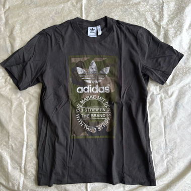T-shirt Adidas con stampa grafica mimetica color kaki