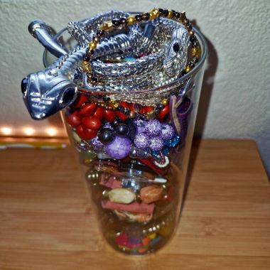 Geheimnisvolles Schmuck-Glas - zufällig