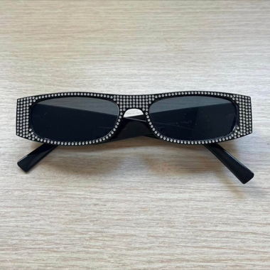 Schwarze rechteckige Sonnenbrille mit Strass