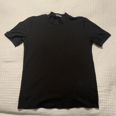 Schwarzes T-Shirt mit Stehkragen