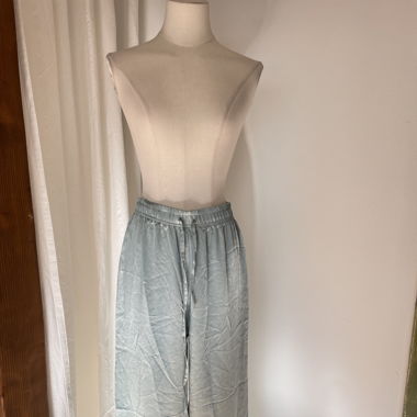 Blaue Satin Hose