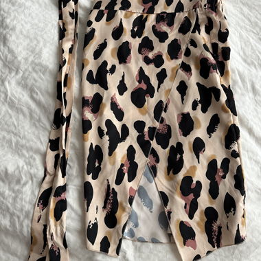 Knee-length skirt with leopard print