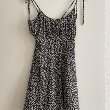 Blumige Latzhose mit Trägern