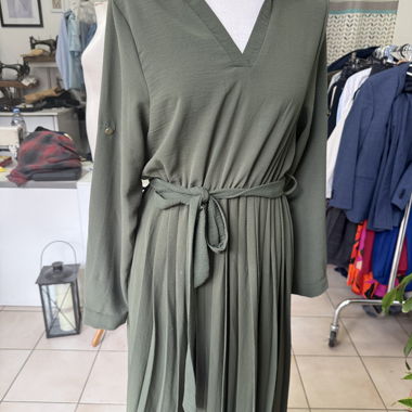 Robe longue verte ceinturée