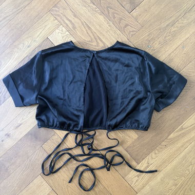 Top corto in raso nero