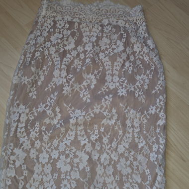 Gonna aderente con pizzo bianco