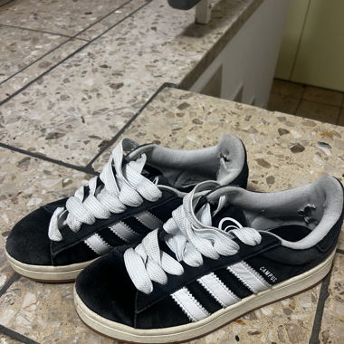 Schwarze Adidas Campus