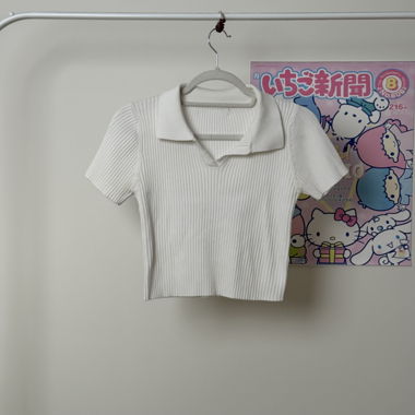 Weißes, geripptes Strick-Poloshirt