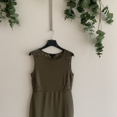 Kleid mit floraler Spitze am Rücken