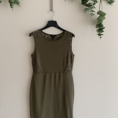 Kleid mit floraler Spitze am Rücken