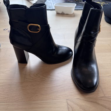 Schwarze Ankleboots
