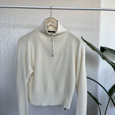 Weisser Strickpullover mit Reissverschluss