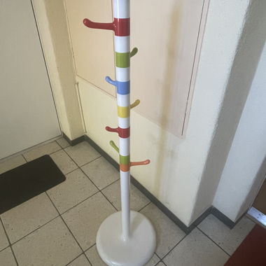 Appendiabiti su piantana IKEA colorato