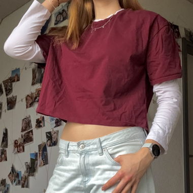 Bordeaux Cropped-T-Shirt mit kurzen Ärmeln