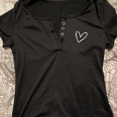 T-shirt nero con pattina di bottoni e cuore