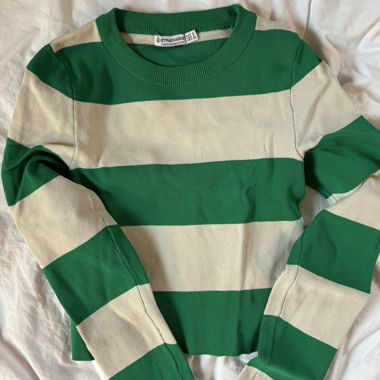 Pull en maille à rayures vertes et blanches