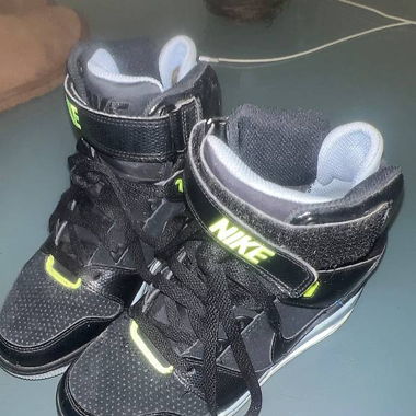 Nike Sneakers mit Keilabsatz