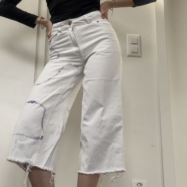 Jeans bianchi cropped a gamba larga con ricamo