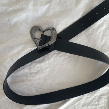 Ceinture noire avec boucle en forme de cœur
