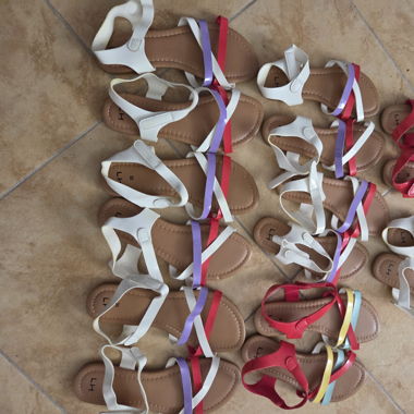 Chaussures d’ été pour  petites-filles. 
