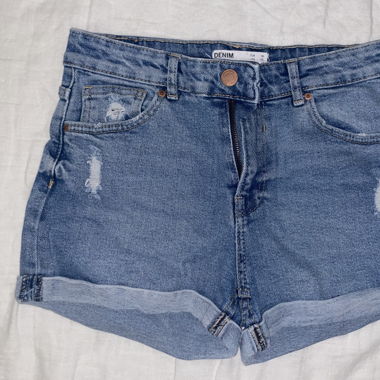 Kurze Jeanshose