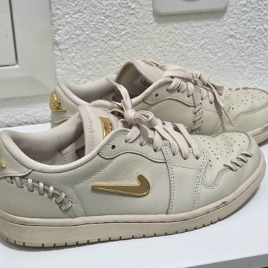 Nike Air Jordan Low beige avec détails dorés