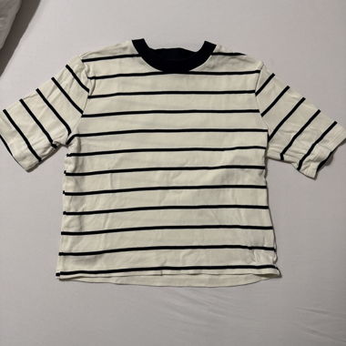 T-shirt a righe blu e beige