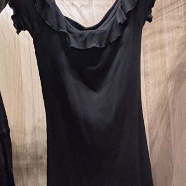 Robe noire à volants