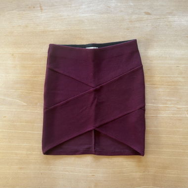 Jupe texturée, moulante et pourpre