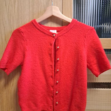 Shirt rot mit goldenen Knöpfen