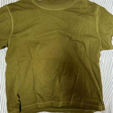 T-shirt verde oliva con cuciture esterne
