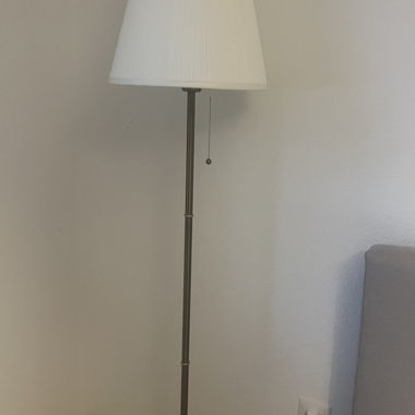 Stehlampe mit weissem Lampenschirm