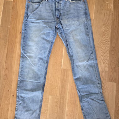 Light Blue Levis Wash Jeans 33x32