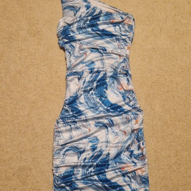 Asymmetrisches Kleid mit Marmorprint
