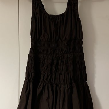 Kurzes H&M-Kleid in Braun mit Smok-Einsatz