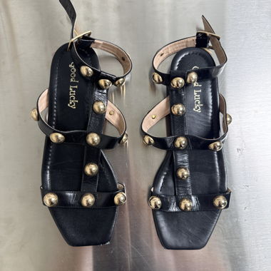 Schwarze Sandalen mit Nieten EU 39